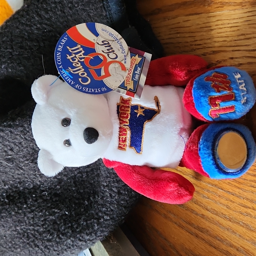 Limited Treasures New York coin bear with tags.